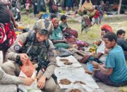 Hadirkan Pendekatan Diri dengan Masyarakat, Personel Ops Damai Cartenz Belanja dan Berbagi di Sinak
