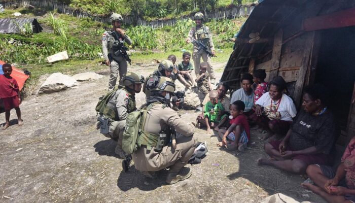 Satgas Damai Cartenz Laksanakan Patroli dan Layanan Kesehatan di Pengungsian Gigobak Sinak, Wujud Nyata Kepedulian kepada Warga
