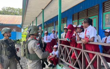 Satgas Ops Damai Cartenz Gelar Patroli Dialogis dan Sambang ke SDN Bale, Perkuat Kedekatan Humanis dengan Masyarakat