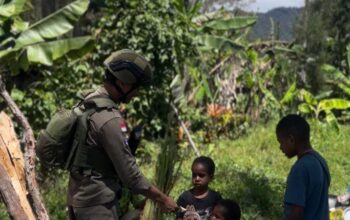Sentuhan Humanis dan Patroli Dialogis, Satgas Damai Cartenz Hadir Jaga Keamanan di Sinak
