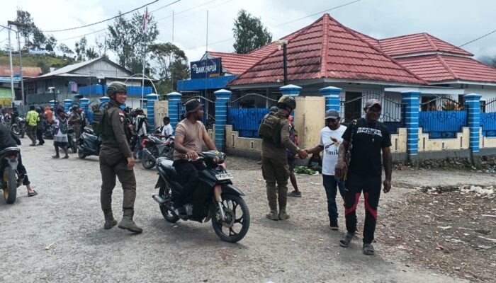 Patroli Humanis Satgas Damai Cartenz di Sugapa, Wujudkan Rasa Aman bagi Masyarakat