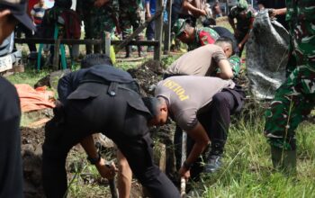 Pemkab Lebong Bersama TNI-Polri Gelar Kerja Bakti dan Gotong Royong Pasca Banjir di Bingin Kuning.