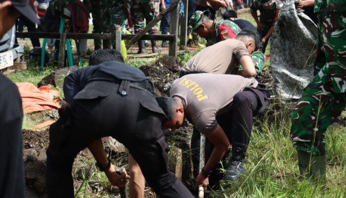 Pemkab Lebong Bersama TNI-Polri Gelar Kerja Bakti dan Gotong Royong Pasca Banjir di Bingin Kuning.