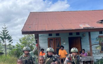 Jalin Keakraban dengan Warga, Satgas Ops Damai Cartenz Gelar Patroli Dialogis di Serambakon