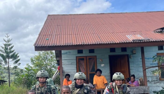 Jalin Keakraban dengan Warga, Satgas Ops Damai Cartenz Gelar Patroli Dialogis di Serambakon
