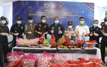 Bareskrim Polri Musnahkan Ribuan Kilogram Bawang Impor Ilegal dari Jalur Tikus Perbatasan Malaysia