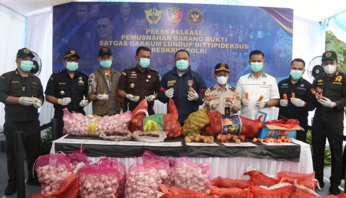 Bareskrim Polri Musnahkan Ribuan Kilogram Bawang Impor Ilegal dari Jalur Tikus Perbatasan Malaysia