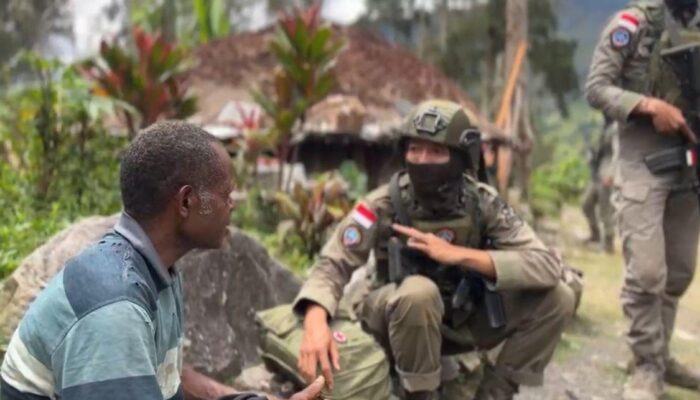 Patroli Humanis Satgas Ops Damai Cartenz-2026 di Sinak Perkuat Kedekatan dengan Masyarakat
