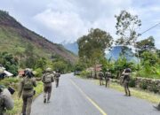 Patroli Jalan Kaki, Personel Ops Damai Cartenz Perkuat Keamanan dan Jalin Kedekatan dengan Warga Puncak Jaya