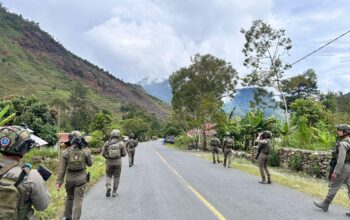 Patroli Jalan Kaki, Personel Ops Damai Cartenz Perkuat Keamanan dan Jalin Kedekatan dengan Warga Puncak Jaya