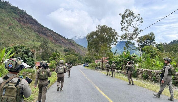 Patroli Jalan Kaki, Personel Ops Damai Cartenz Perkuat Keamanan dan Jalin Kedekatan dengan Warga Puncak Jaya