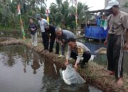 Dukung Ketahanan Pangan, Bhabinkamtibmas Polsek Lebong Selatan Dampingi Pelepasan 5.000 Bibit Ikan Nila