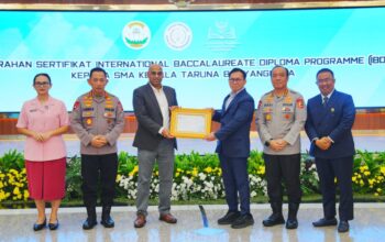 Terima Sertifikat IBDP SMA KTB, Kapolri: Cetak Generasi Muda untuk Wujudkan Indonesia Emas 2045