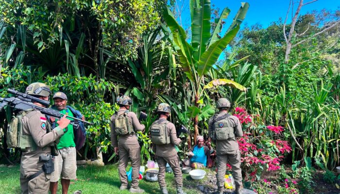 Menembus Medan Puncak Jaya, Patroli Humanis Satgas Damai Cartenz Hadirkan Rasa Aman bagi Warga