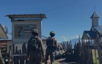 Hadir di Tengah Ketenangan Ibadah, Patroli Satgas Damai Cartenz Jaga Keamanan dan Pererat Kedekatan dengan Jemaat di Sinak