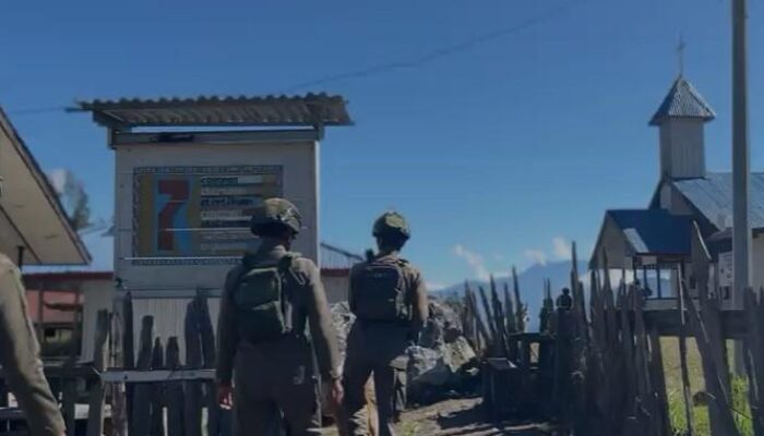 Hadir di Tengah Ketenangan Ibadah, Patroli Satgas Damai Cartenz Jaga Keamanan dan Pererat Kedekatan dengan Jemaat di Sinak