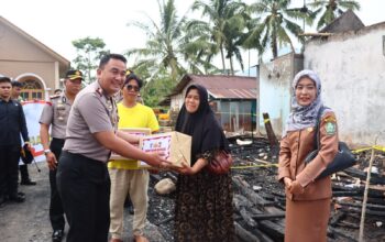 Polres Lebong Salurkan Bantuan Sosial kepada Korban Kebakaran