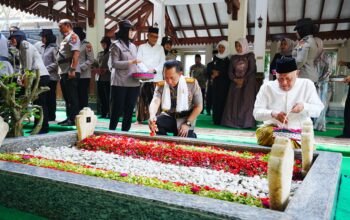 Jelang Hari Bhayangkara, Kapolri Ziarah ke Makam Gus Dur 