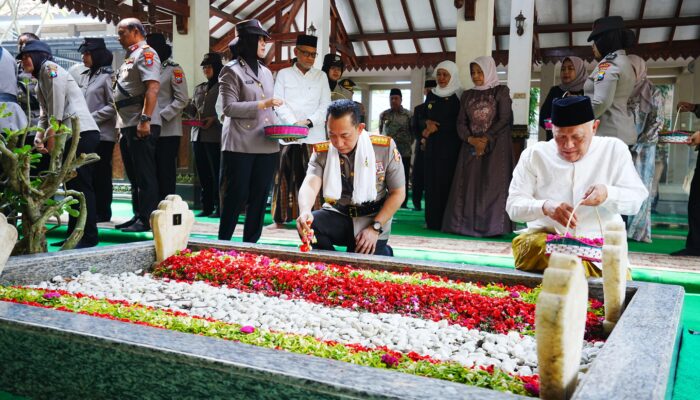 Jelang Hari Bhayangkara, Kapolri Ziarah ke Makam Gus Dur 