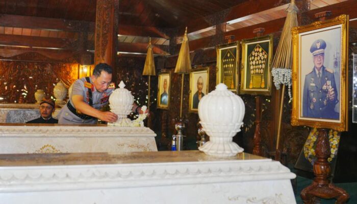 Usai Soekarno dan Gus Dur, Kapolri Ziarah-Tabur Bunga ke Makam Soeharto 