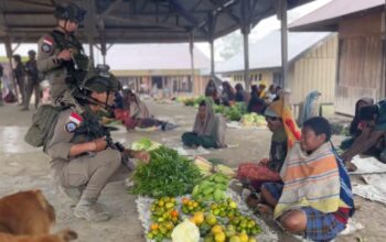 Patroli Dialogis Satgas Ops Damai Cartenz di Pasar Sinak, Jaga Keamanan Aktivitas Jual Beli Warga