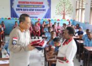 Satgas Ops Damai Cartenz Salurkan Bantuan Seragam Sekolah dan Berikan Edukasi Bahaya Narkoba dan Bijak Bermedia Sosial kepada Pelajar di Sarmi