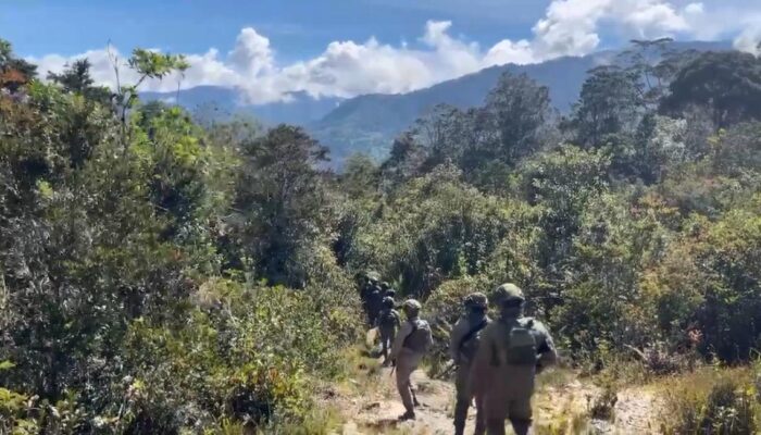 Patroli Dialogis Ops Damai Cartenz Warnai Aktivitas Warga di Distrik Sinak