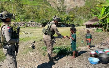 Patroli Humanis Satgas Kepolisian Ops Damai Cartenz di Puncak Jaya Pererat Kedekatan dengan Masyarakat