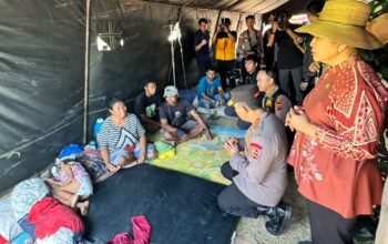 Polri Perkuat Penanganan Gempa NTT, Kapolri Tinjau Lokasi Terdampak dan Serahkan Bantuan