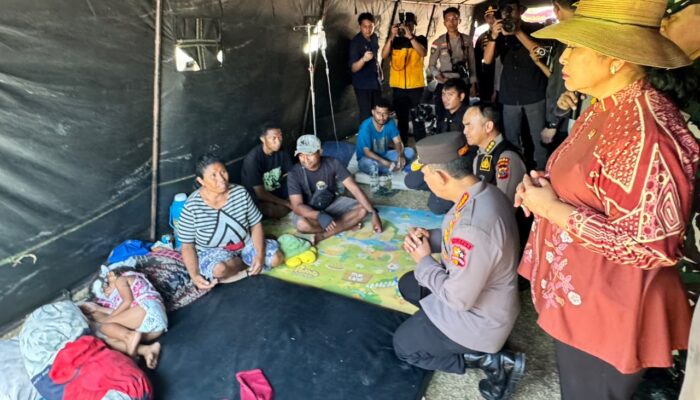 Polri Perkuat Penanganan Gempa NTT, Kapolri Tinjau Lokasi Terdampak dan Serahkan Bantuan