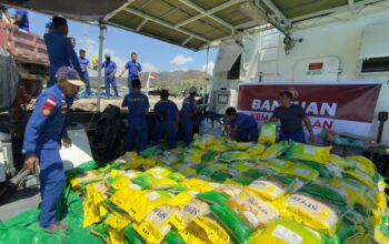 Polri Distribusikan Bantuan Logistik Kapolri untuk Korban Gempa di Pulau Flores