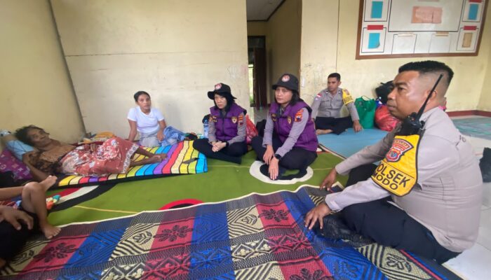 Polri Salurkan Bantuan Sosial untuk Warga Terdampak Gempa di Desa Kerirea