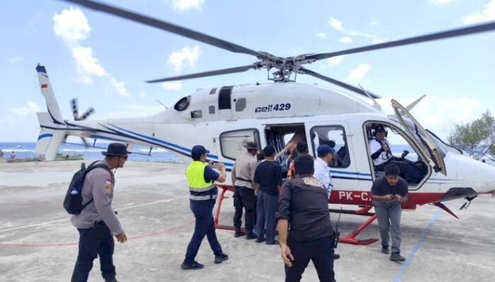 Polri Evakuasi Dua Warga Palue Lewat Jalur Udara, Lansia Korban Reruntuhan dan Ibu Hamil