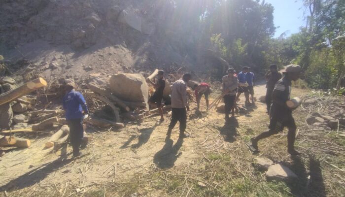 Personel Polri Buka Akses Jalan Terdampak Longsor Menuju Dusun Nitung di Palue