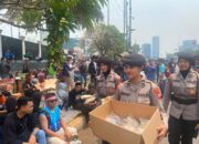 Polwan Sapa Pejuang Aspirasi, Bagikan Makanan dan Minuman di DPR