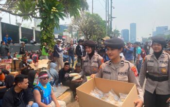 Polwan Sapa Pejuang Aspirasi, Bagikan Makanan dan Minuman di DPR