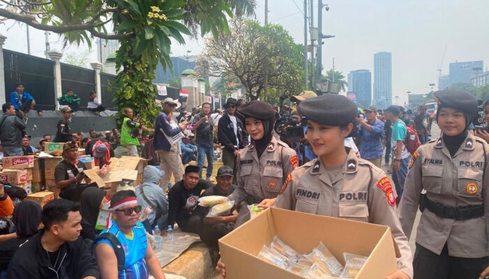 Polwan Sapa Pejuang Aspirasi, Bagikan Makanan dan Minuman di DPR