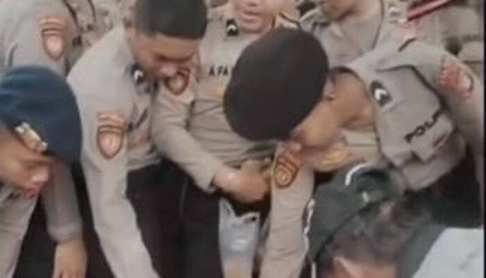 Polisi Borong Tahu Pedagang, Bagikan kepada Warga di Tengah Kegiatan Penyampaian Aspirasi