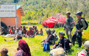 Sambangi Warga di Sinak, Satgas Kepolisian Operasi Damai Cartenz Berikan Pelayanan Kesehatan