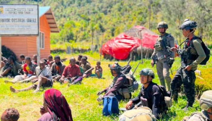 Sambangi Warga di Sinak, Satgas Kepolisian Operasi Damai Cartenz Berikan Pelayanan Kesehatan