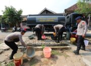 Satuan Brimob Polda Lampung Salurkan Ribuan Liter Air Bersih bagi Masyarakat Terdampak Kekeringan