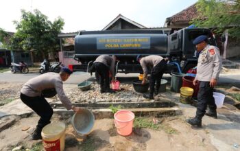 Satuan Brimob Polda Lampung Salurkan Ribuan Liter Air Bersih bagi Masyarakat Terdampak Kekeringan