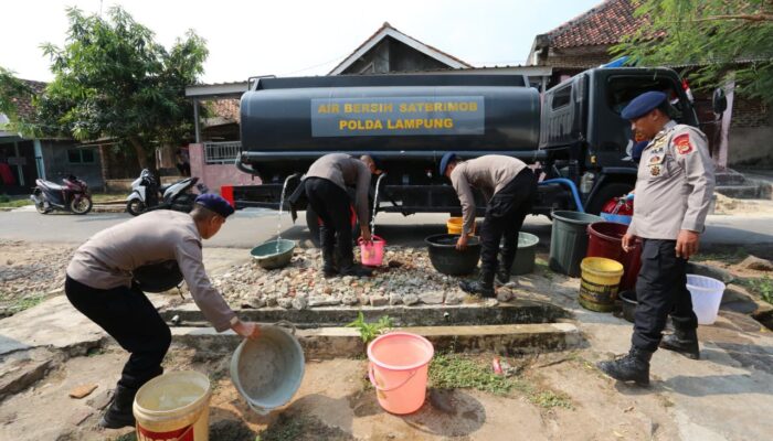 Satuan Brimob Polda Lampung Salurkan Ribuan Liter Air Bersih bagi Masyarakat Terdampak Kekeringan