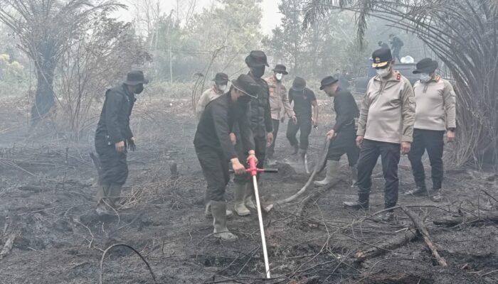 Polda Kalteng Optimalkan Serbuk Tepung Singkong “Hertindo AF31”, Untuk Padamkan Bara di Lahan Gambut