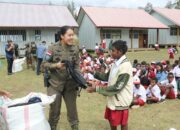 Bermain dan Belajar Bersama Anak, Satgas Kepolisian Operasi Damai Cartenz Berikan Dukungan Psikologis di SD Inpres Kago