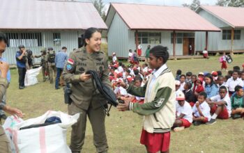 Bermain dan Belajar Bersama Anak, Satgas Kepolisian Operasi Damai Cartenz Berikan Dukungan Psikologis di SD Inpres Kago