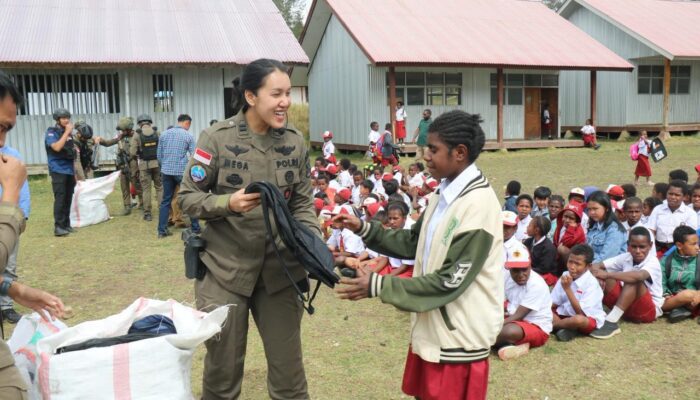 Bermain dan Belajar Bersama Anak, Satgas Kepolisian Operasi Damai Cartenz Berikan Dukungan Psikologis di SD Inpres Kago