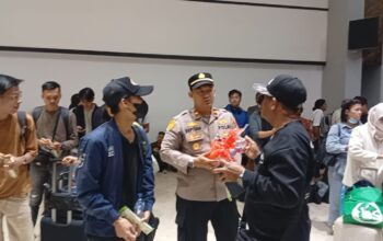 Polresta Bandara Soetta Bersama Stakeholder Berbagi Snack dan Minuman di Bandara Soetta
