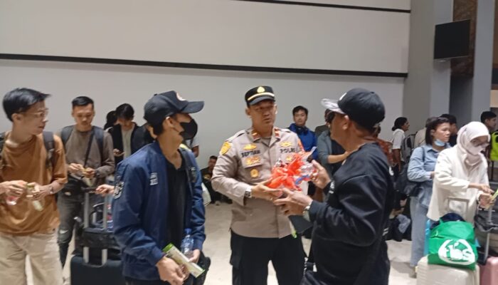 Polresta Bandara Soetta Bersama Stakeholder Berbagi Snack dan Minuman di Bandara Soetta