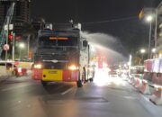 Brimob Polda Metro Jaya Semprot Jalan dan Bagikan Masker Antisipasi Abu Vulkanik Anak Krakatau